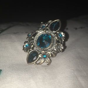Large, vintage-like stretch ring w/teal stones.